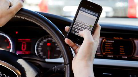 Reglene for bruk av mobiltelefon i bil er blitt innskjerpet.