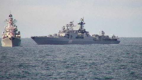 Sevoromorsk 619 og et annet ukjent fartøy fra den russiske marinen viser seg frem i Norskehavet ikke langt fra den norske kysten den 10. august i år.