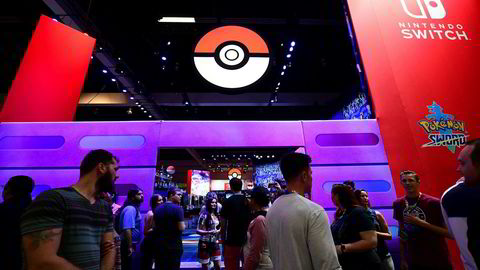 Microsoft, Sony og Nintendo konkurrerer på det lukrative dataspillmarkedet. Nesten alle spillkonsoller produseres i Kina. De står samlet mot nye straffetoller fra Trump-administrasjonen. Nintendo flytter produksjon til Vietnam.
