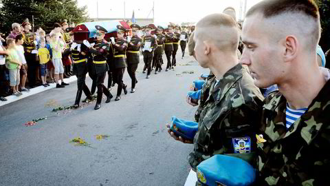 VANSKELIG FRED. Krigen i Øst-Ukraina kan gå mot slutten. Etterspillet kan bli langt og smertelig. Her bærer æresgarden kister med omkomne ukrainske soldater som ankommer flyplassen i Lviv. Foto: Roman Baluk, Reuters/NTB Scanpix