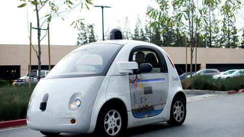 Google har allerede selvkjørende biler på veiene i California. Seks av ti europeere vil heller ha en selvkjørende bil fra et teknologiselskap enn en tradisjonell bilprodusent.
