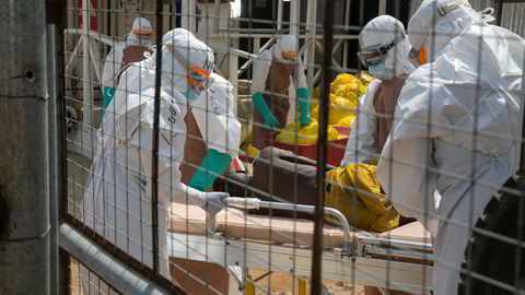 Ebola-epedemien er synkende. Her behandler britiske helsearbeidere en ebola-rammet pasient i et behandlingssenter utenfor Freetown i desember.  
                  Foto: REUTERS/Baz Ratner