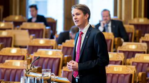 Aps Torstein Tvedt Solberg frykter at Krf vil løpe fra sine løfter i skolepolitikken.