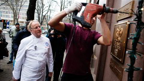 SLUTTET. Kjøkkensjef Eyvind Hellstrøm får sitt Grand Chef-skilt skrudd ned da han forlater restauranten i 2009. Foto: Thomas T. Kleiven