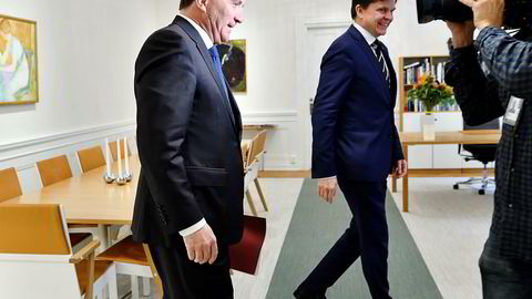 Statsminister Stefan Löfven sluttrapporterer til talsmann Andreas Norlén om sitt oppdrag som er å danne regjering. Her på talsmannens kontor.