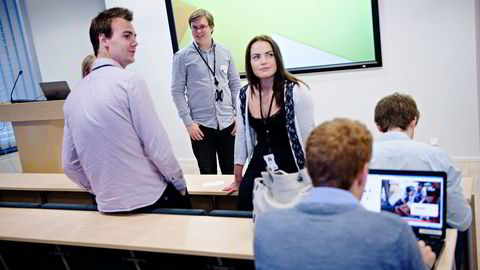 NERVER. Sindre Nicolaysen Berntsen (fra venstre), Rune Holmgren, Selina Tomt, Martin Kirkholt Melhus og Per Øyvind Kanestrøm gjør de siste forbredelsene før de skal vise frem prosjektet sitt for Leger uten grenser. De har hatt sommerjobb i Visma Consulting. Foto: Fartein Rudjord