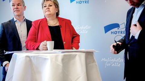 Statsmister Erna Solberg møtte tirsdag pressen i forkant av Høyres landsmøte. Kommunal- og moderniseringsminister Jan Tore Sanner bak til venstre.