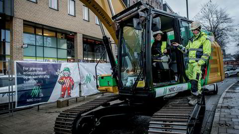 Storgata i Oslo skal opprustes, anleggsarbeid med høye miljøkrav starter. Denne gravemaskinen er ombygd til eldrift. Byråd Lan Marie Nguyen Berg fikk prøvekjøre, under oppsyn av Matas Joksas.