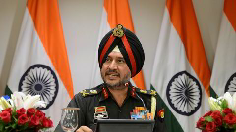 Den indiske forsvarssjefen Ranbir Singh, her fra en pressekonferanse i New Dehli torsdag. Foto: