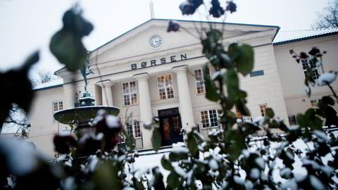 En snødekket Oslo Børs er i positivt terreng mandag.