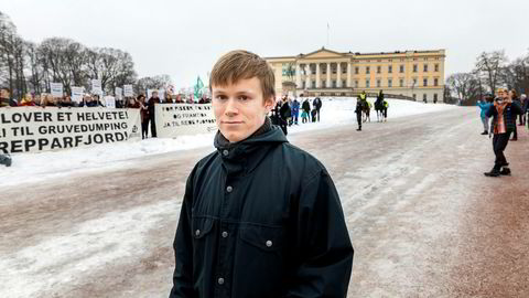 Leder Gaute Eiterjord i Natur og Ungdom sabler ned regjeringens ønske om «toppmøte» med klimastreikende ungdom. Bildet er fra aksjonen Nei til gruvedumping i Repparfjord foran slottet i Oslo i februar.