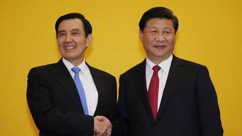 Kinas president Xi Jingping og Taiwans president Ma Ying-jeou hilser under toppmøtet i Singapore lørdag. Foto: REUTERS/Edgar Su /NTB SCANPIX