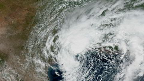 Uværet Harvey herjer fortsatt i Texas. Her er den tropiske stormen avbildet fra satellitt sør-sørvest for Port Arthur, der driftsselskapet til det største raffineriet i USA har valgt å stenge ned.