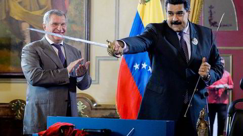 Venezuela-ekspert mener president Nicolás Maduro er en autoritær president som leder en svak og kaotisk stat. Her holder han et sverd gitt i gave fra Igor Sechin, sjef for det russiske oljeselskapet  Rosneft. Foto: Federico Parra/AP/NTB Scanpix