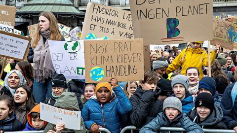 Tusenvis av elever demonstrerte for klimaet utenfor Stortinget.