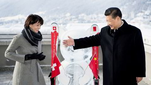 Sveits' president Doris Leuthard og Kinas president Xi Jinping med en panda-isskulptur under toppmøtet i Davos.
