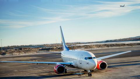 SAS' pilotkorps har i dag en sterk kollektivavtale med selskapet og egne bestemmelser som sier hva egne piloter kan fly, og hva som kan leies inn av andre. Nå vil selskapet fjerne noe av det – i bytte mot en jobbgaranti. Her fra Oslo lufthavn.