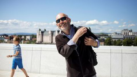 David Rosner (67) tilbringer de siste timene av norgesferien på taket av Operahuset sammen med kona før de flyr hjem til New York. Selv om dollaren har svekket seg den siste tiden synes ikke Rosner at Norge er så mye dyrere enn New York. Kona fikk han ikke overtalt til å være med på bildet.