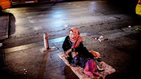Syriske flyktninger strømmer til Tyrkia, slik som denne kvinnen som sitter i Taksim Square i Istanbul mens barnet hennes sover. Frp ønsker å innføre nye kriterier for utvelgelse av kvoteflyktninger. Foto: Bulent Kilic, AFP/NTB Scanpix