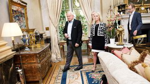 John Fredriksen, her med døtrene Kathrine (foran) og Cecilie, tjener milliarder på salget av lakse­aksjene i Marine Harvest. Til høyre, Fredriksens nære medarbeider Harald Thorstein. Foto: Elin Høyland