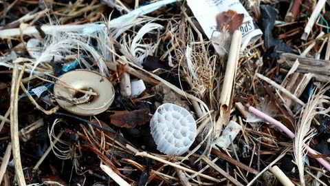 Kysten i Norge oversvømmes av plast, mikroplast og skrot.