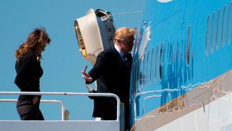 Donald Trump har vært i vinden denne uken med usedvanlig mye raseri og kaos. Her på vei tilbake til Washington med Air Force One fra Palm Beach, Florida lørdag, sammen med førstedamen Melania Trump.