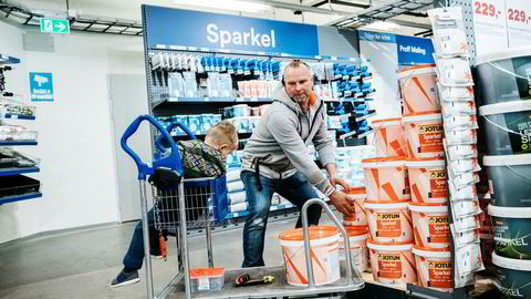 Maxbo-sjefen sier det er «ekstrem konkurranse» om proffkunder som Mikael Gil. Her handler han og sønnen Leonard (2) sparkel i butikken på Vækerø i Oslo.