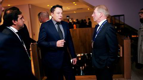 Jens Ulltveit-Moe (til høyre) er av de 79 nye Tesla-eierne som nå går rettens vei mot elbilprodusenten etter kjøp av Tesla Model S P85D. Jens Ulltveit-Moe møtte Tesla-sjef Elon Musk i Stavanger i 2014.