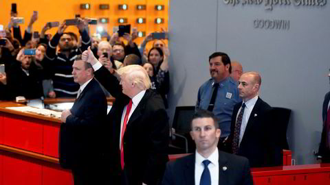 USAs påtroppende president, Donald Trump, gir tommelen opp til publikum etter å ha besøkt New York Times' hovedkontor, etter valget, 22. november i år.