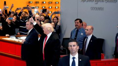 USAs påtroppende president, Donald Trump, gir tommelen opp til publikum etter å ha besøkt New York Times' hovedkontor, etter valget, 22. november i år.