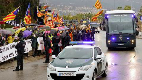 Demonstranter møtte opp da de katalanske uavhengighetslederne ble fraktet med buss fra fengselet Brians II i Barcelona fredag, til Madrid der rettssakene starter 12. februar.