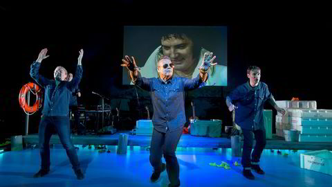 Skuespiller Ketil Høegh (i midten) spiller Kjell Inge Røkke med solbriller i teaterstykket «Blå åker» på Hedda-dagene i Oslo denne uken. Til venstre skuespiller Jørn Fuller-Gee og til høyre skuespiller Trude Øines. Her synger de «No Regulation» basert på en Elvis-klassiker.