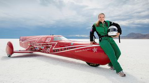 Selvbygd el-rakett. Eva Håkansson og motorsykkelen «KillaJoule» på saltsjøen Bonneville i Utah