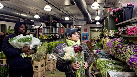 Blomsterdekoratør Jimmy Cellan forteller at flere av kundene hans bruker 15.000 til 20.000 kroner i uken på blomster. Til å hjelpe seg har han Steve Dzaba. Foto: Johannes Worsøe Berg