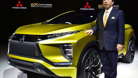 Toppsjef Tetsuro Aikawa i den japanske bilprodusenten Mitsubishi. Her med konsept-SUVen "eX" på bilmessen i Tokyo 2015. Foto:  Yoshikazu Tsuno/