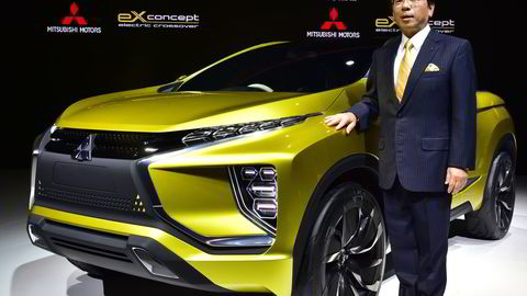 Toppsjef Tetsuro Aikawa i den japanske bilprodusenten Mitsubishi. Her med konsept-SUVen "eX" på bilmessen i Tokyo 2015. Foto:  Yoshikazu Tsuno/