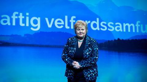 Statsminister Erna Solberg åpner for at Babcock kan starte med ambulanseflyvningene tidligere enn avtalt. Her er hun på scenen under Høyres landsmøte tidligere i vår.