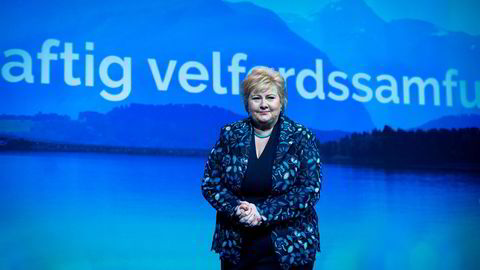 Statsminister Erna Solberg åpner for at Babcock kan starte med ambulanseflyvningene tidligere enn avtalt. Her er hun på scenen under Høyres landsmøte tidligere i vår.