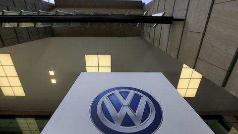 Volkswagen-aksjen har falt kraftig etter at utslipssjukset ble avslørt i USA for 14 dager siden. Foto: Krisztian Bocsi/