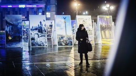TIL MINNE. Marija Kredkovska på Majdan i Kiev, ett år etter at mannen ble drept noen hundre meter lenger unna. Plassen er nå et sted for fotografier, pengeinnsamlinger, blomster og stearinlys