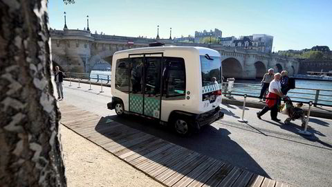 «Den mest interessante endringen er kanskje ikke egentlig en bil uten sjåfør, men at kombinasjonen av elektrifisering, selvkjøring og delingsøkonomi åpner for helt nye kategorier og måter å organisere transport på», skriver Ida Aalen. Bildet viser testing av en førerløs buss i Paris.
