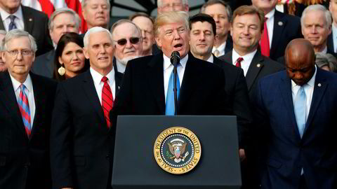President Donald Trump hyllet onsdag republikanske kongressmedlemmer etter vedtaket om ny skattereform i USA.