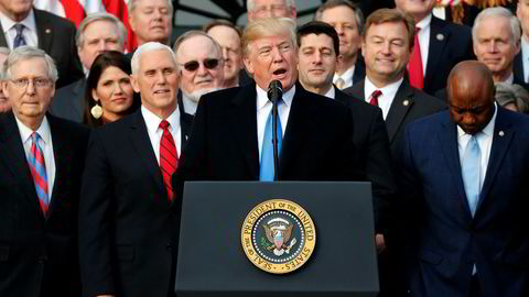 President Donald Trump hyllet onsdag republikanske kongressmedlemmer etter vedtaket om ny skattereform i USA.
