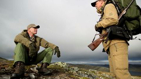 Tidligere Aker-direktør Sverre Skogen (til venstre) og tidligere konsernsjef Eivind Reiten i Hydro har jaktet etter villrein på Hardangervidda i mange år.