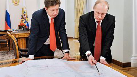 Den russiske presidenten Vladimir Putin (til høyre) har mer enn en gang pålagt Gazprom-konsernsjef Alexej Miller å løpe utenrikspolitiske ærend. Foto: Ria Novosti, Reuters/NTB Scanpix