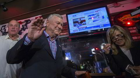 Dana Rohrabacher forlater sin egen valgvake i Costa Mesa, California da valgnederlaget var klart natt til onsdag.