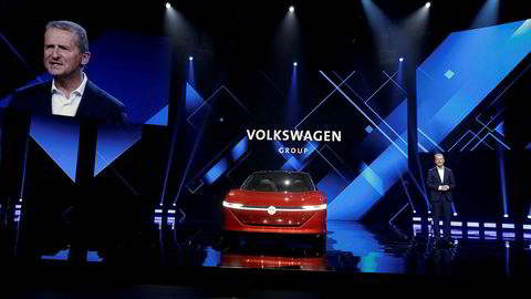 Volkswagen administrerende direktør Herbert Diess snakker på et arrangement i Kina.