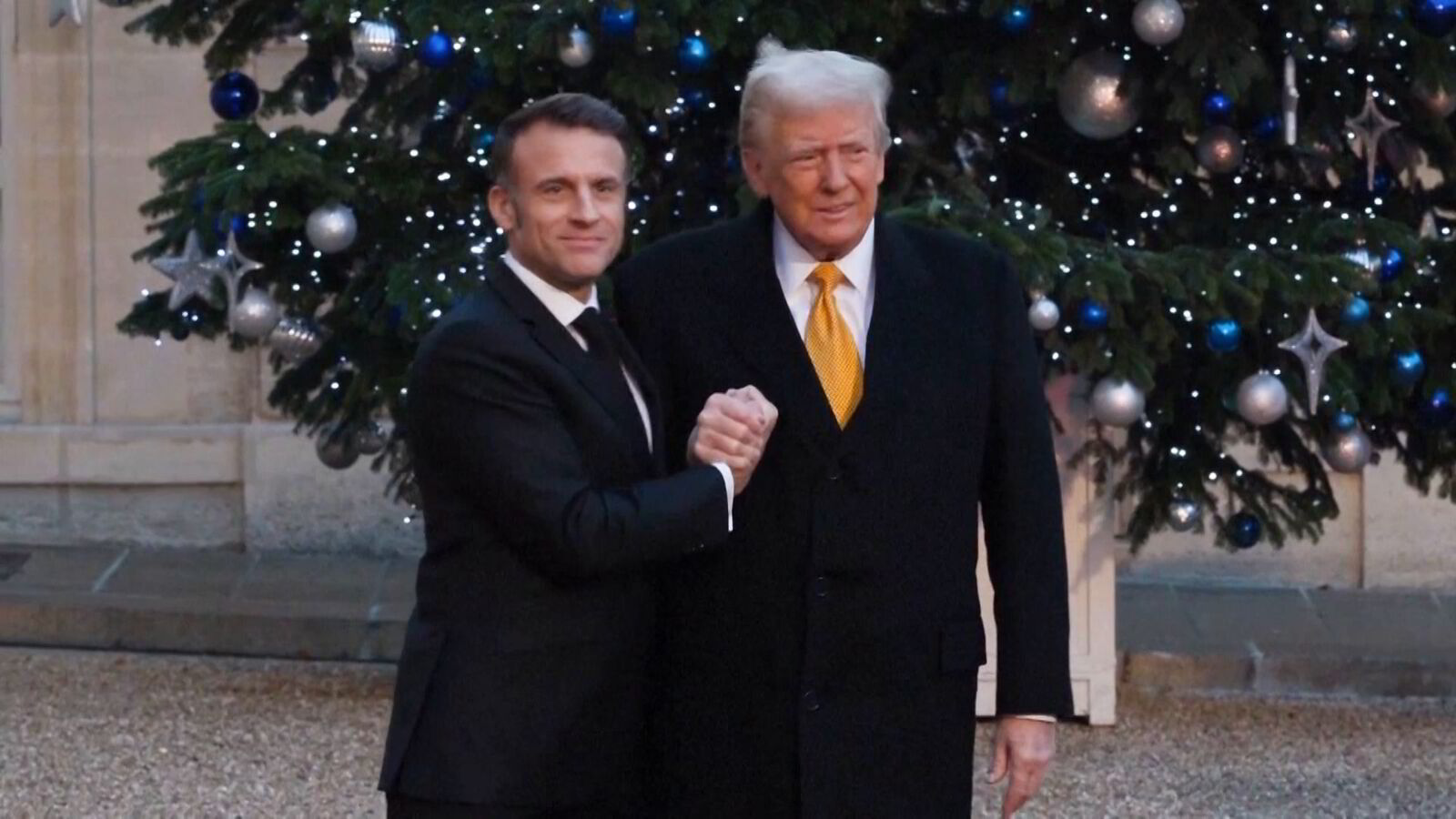 Trump på toppmøte i Paris med Macron og Zelenskyj: – Verden går litt av skaftet akkurat nå