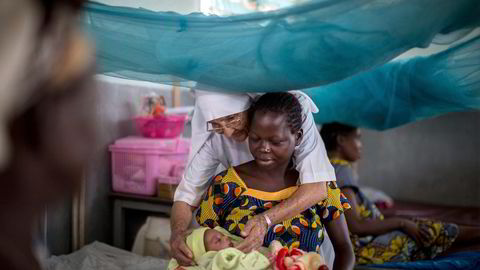 Det å investere i mødrehelse kan redde livet til hundretusener av unge jenter, skriver Melinda Gates. Bildet er fra Zongo sykehus i DR Kongo. Foto: Federico Scoppa, AFP/NTB Scanpix