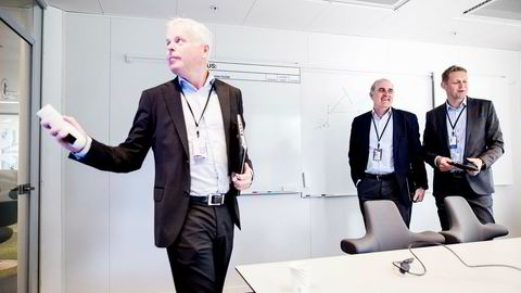 Kommunikasjonsdirektør Thor-Christian Haugland i SR-Bank (til venstre) forsvarer bankens forvaltningshonorarer. Her sammen med bedriftsmarkedssjef Tore Medhus og finansdirektør Inge Reinertsen.
